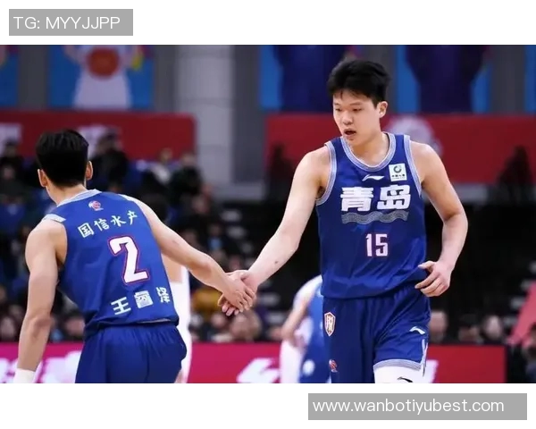 杨瀚森全力争抢后场篮板险被队友截胡展现拼搏精神