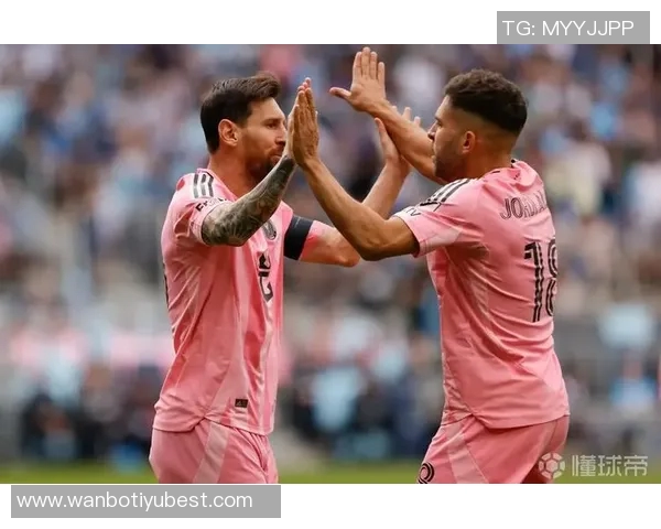 佩德里社交媒体分享与阿尔巴合照表达敬意感慨并肩作战的荣幸