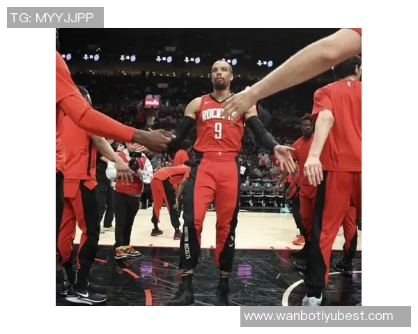 狄龙与火箭球员深情拥抱展现真爱情怀温暖全场 狄龙与火箭球员深情拥抱展现真爱情怀温暖全场